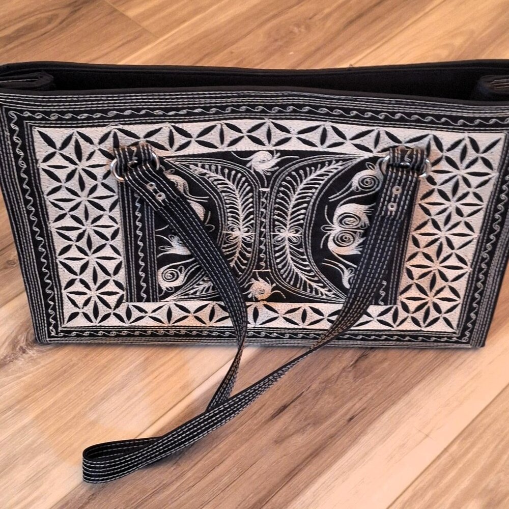 LAGA Exquisite Handbag  Tote Purse   Retails $179